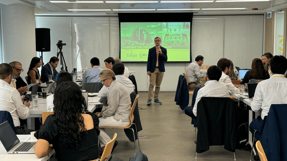Participantes trabajando en grupo