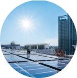 Paneles solares en un día soleado y despejado