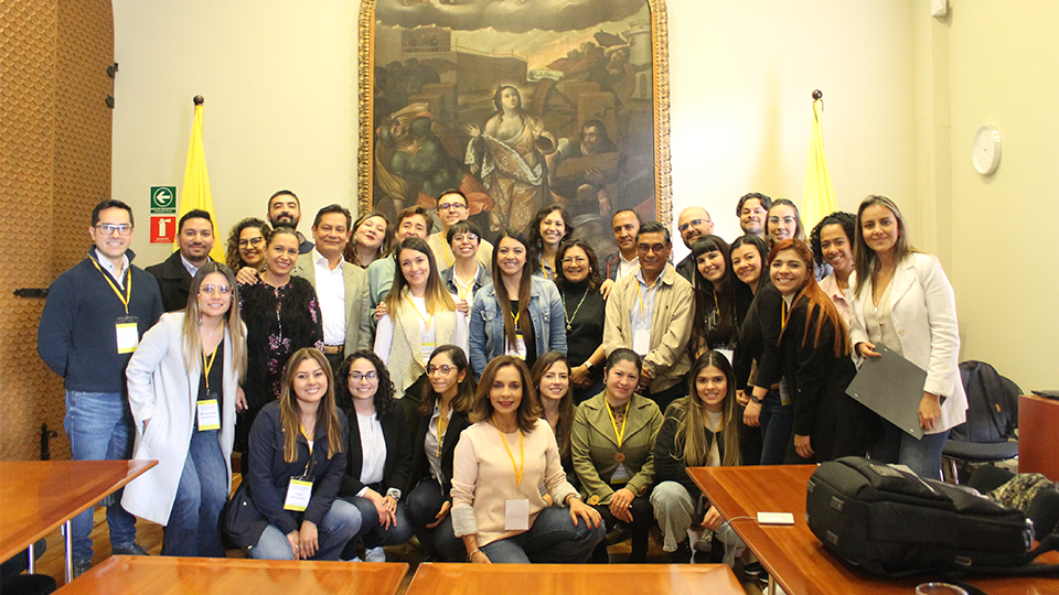 Participantes en ceremonia de cierre y entrega de diplomas